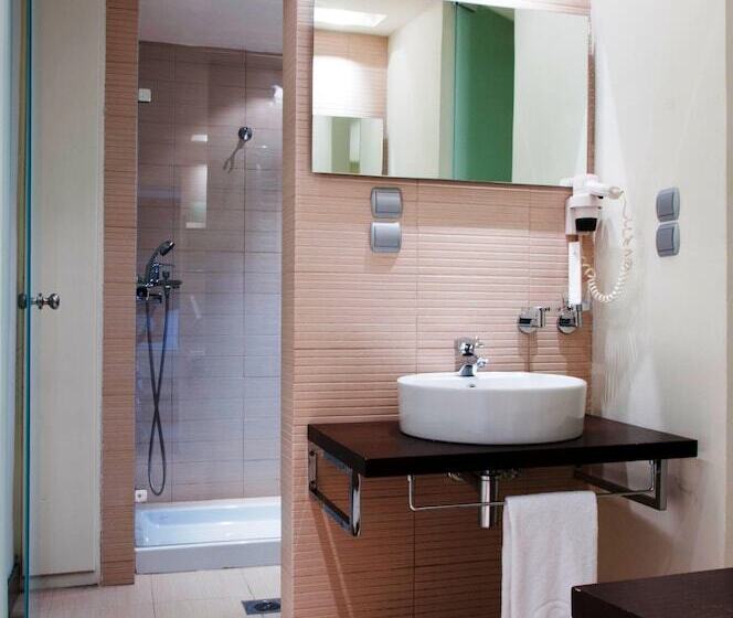 جناح جونيور, Capsis Hotel Thessaloniki