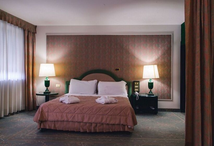 سوئیت اجرایی با چشم‌انداز دریا, Grand Hotel Excelsior