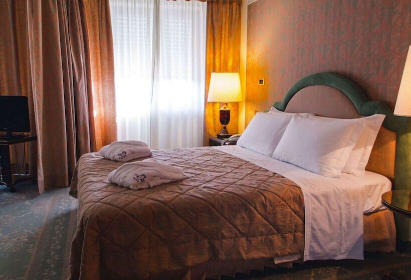 سوئیت اجرایی با چشم‌انداز دریا, Grand Hotel Excelsior