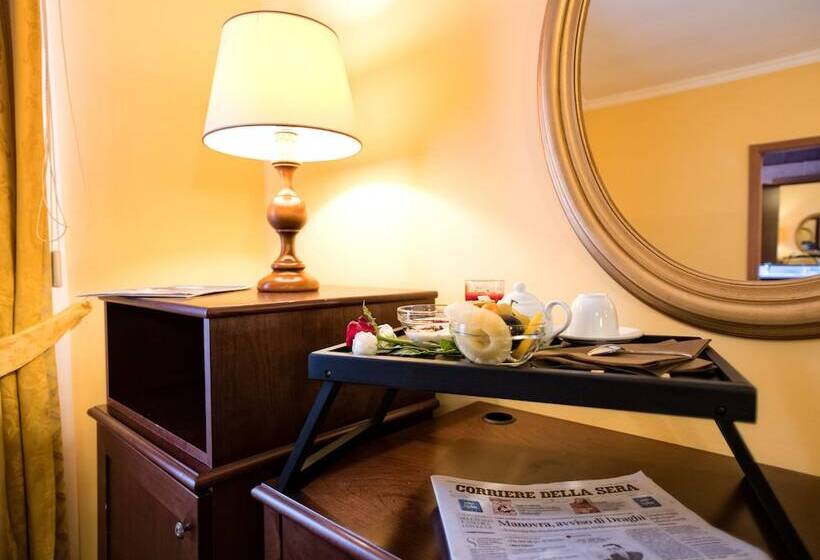 Quarto Triplo Estandar, Grand Hotel Italia