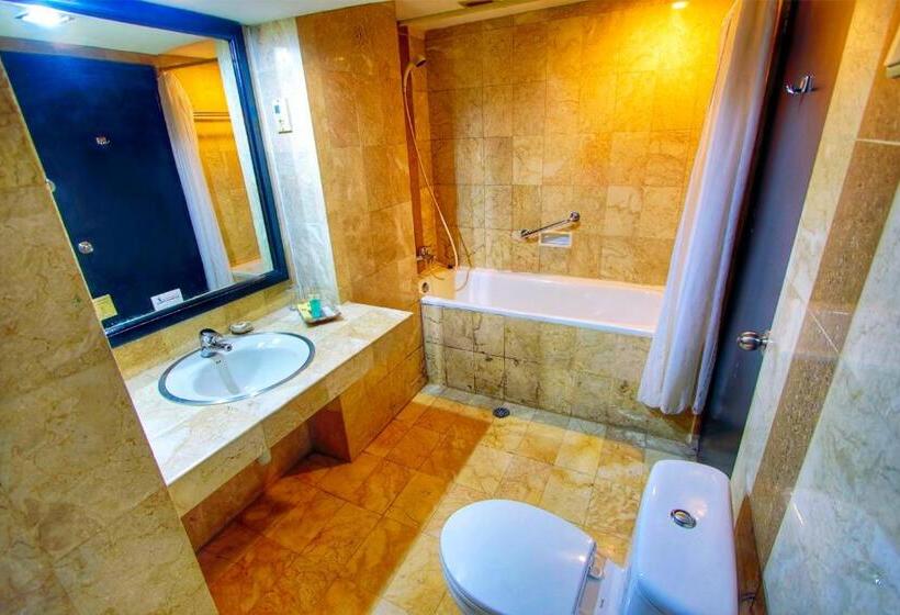 Номер Deluxe, Jayakarta Hotel Jakarta