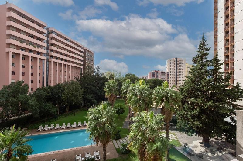 חדר סופריור נוף לבריכה, Lisbon Marriott