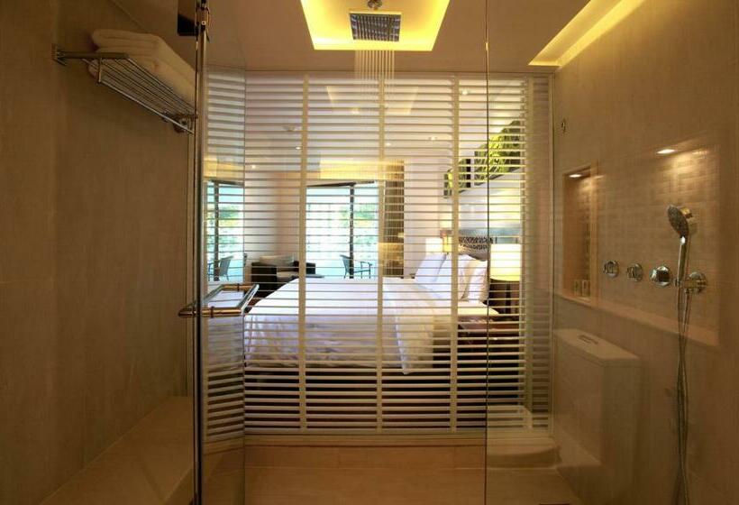 발코니 디럭스 룸, Le Meridien Phuket Beach Resort