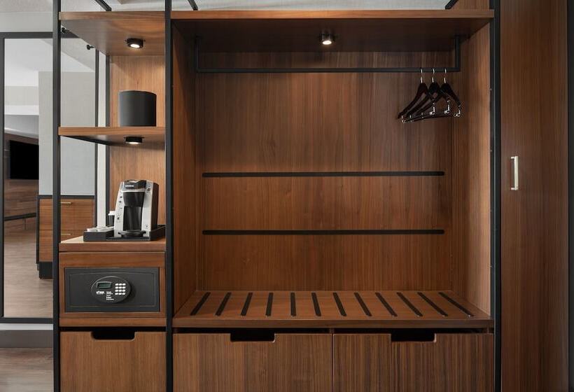 스위트, Hyatt Regency Westlake
