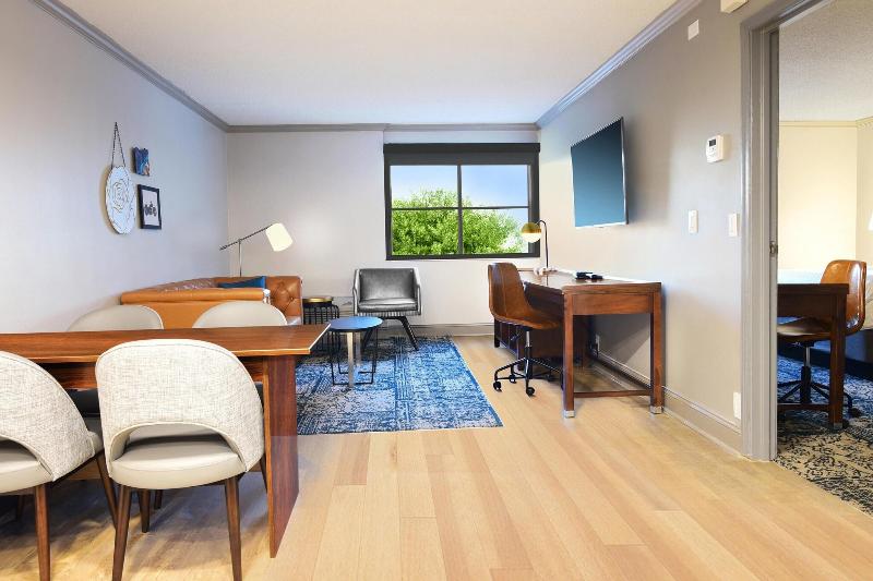 带大床的套房, Four Points By Sheraton York
