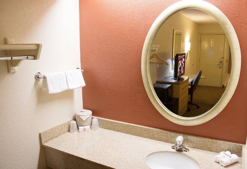 带2个双人床的标准工作室, Red Roof Inn Greensboro Coliseum