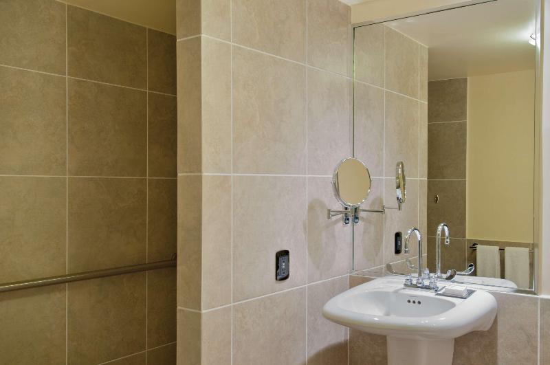 Номер Deluxe Кровать Кинг, Hilton Trinidad & Conference Centre