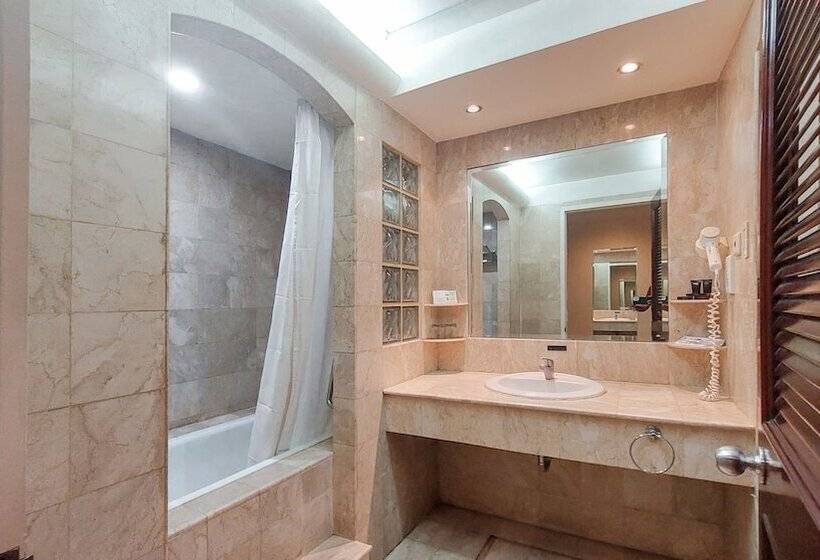 سوییت جونیور, Surabaya Suites Hotel Powered By Archipelago