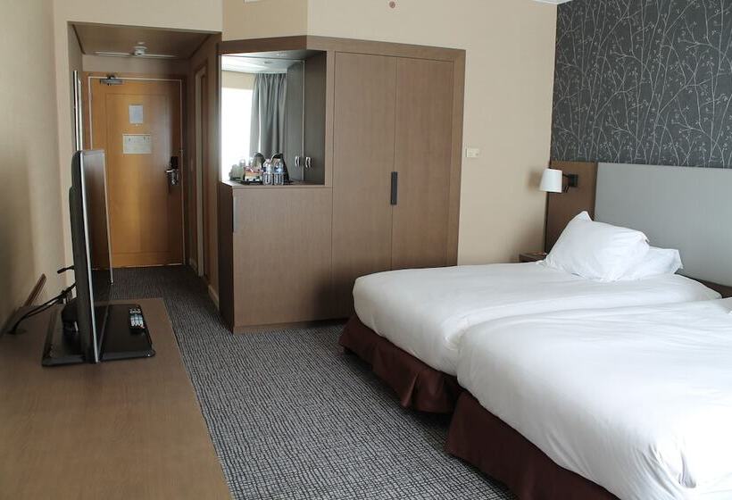 Номер Deluxe, Hilton Paris Charles De Gaulle Airport