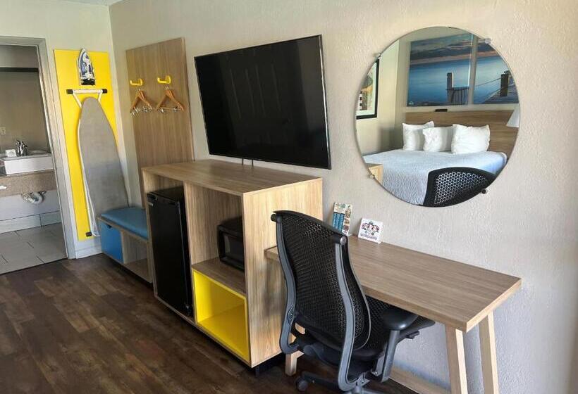 Номер Deluxe, Days Inn By Wyndham St. Petersburg Central