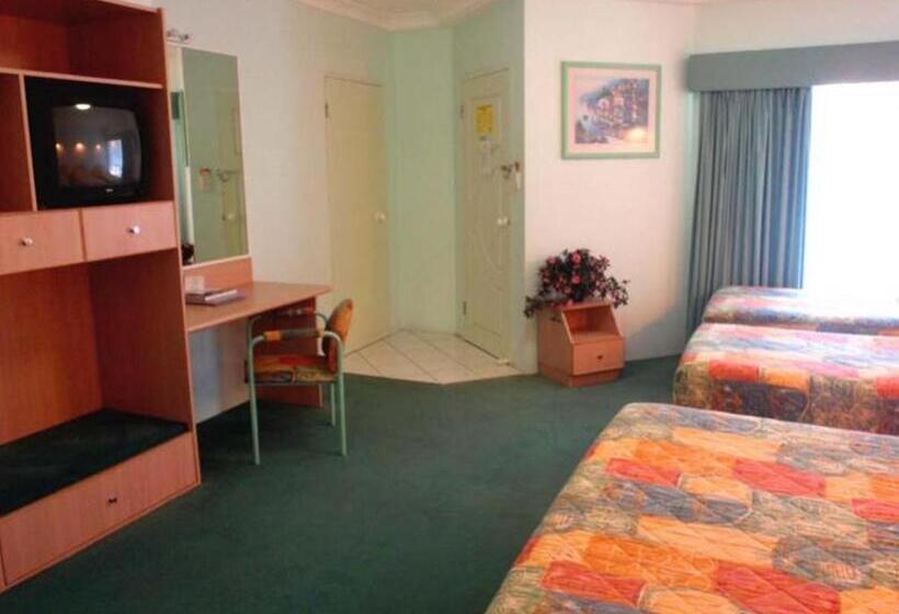 스탠다드 스튜디오, Runaway Bay Motor Inn