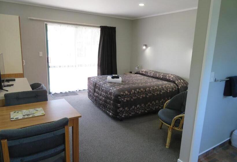 스탠다드 스튜디오, Commodore Court Motel