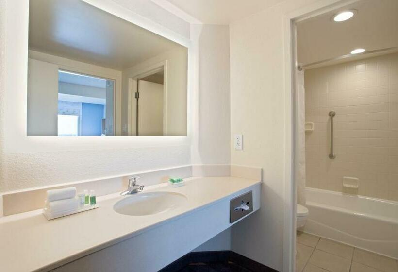 סוויטת 2 חדרי שינה, Holiday Inn & Suites Across From Universal Orlando, An Ihg