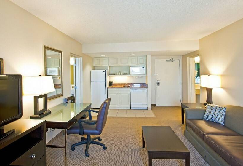 סוויטה מותאמת לאדם עם מוגבלויות, Holiday Inn & Suites Across From Universal Orlando, An Ihg