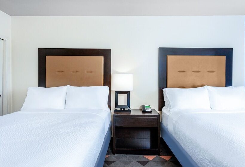 חדר סטנדרט שתי מיטות זוגיות, Holiday Inn & Suites Across From Universal Orlando, An Ihg