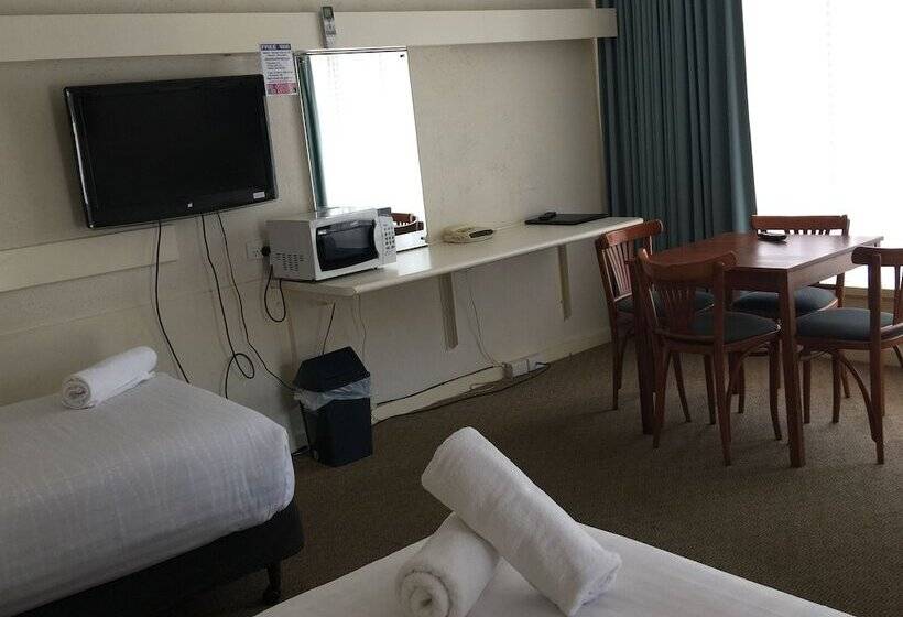 חדר משפחתי, Aberdeen Motor Inn