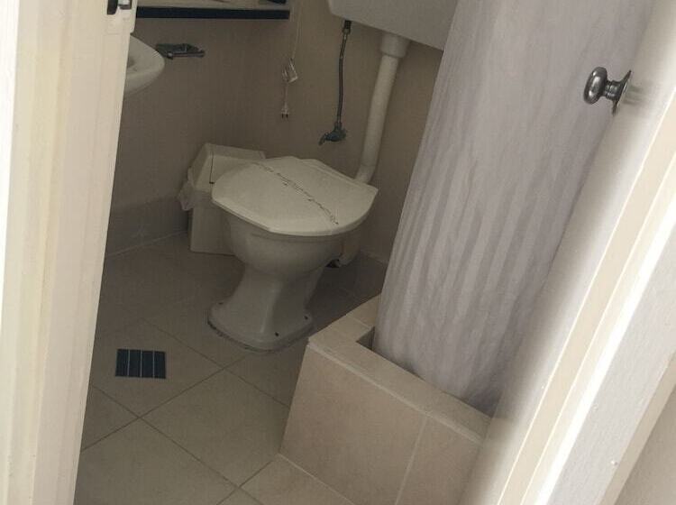 חדר משפחתי, Aberdeen Motor Inn