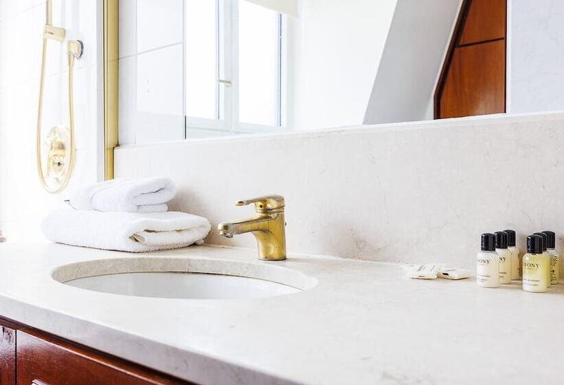 1 Bedroom Penthouse Apartment, Carlton Court   Mayfair