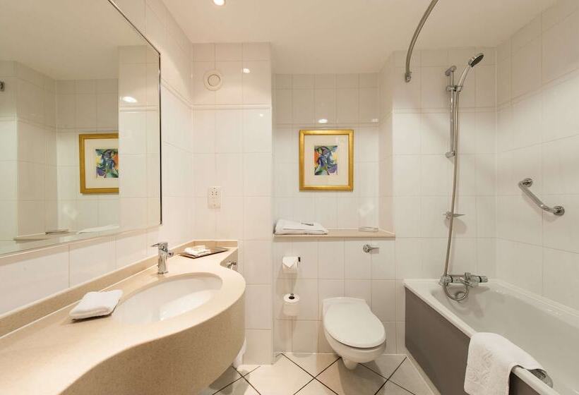 Номер Deluxe, Doubletree By Hilton Glasgow Strathclyde