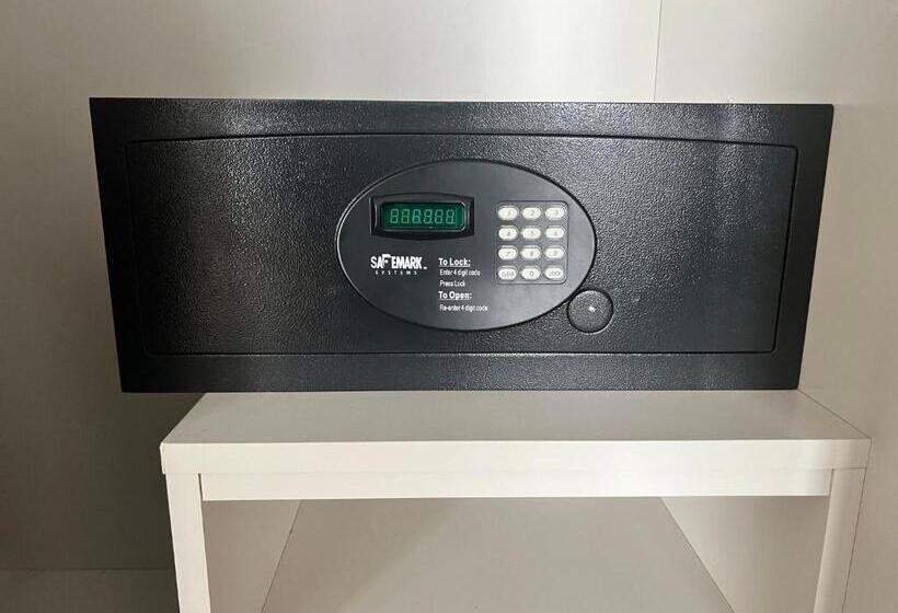 身障者適用キングサイズベッドルーム, Holiday Inn Toronto Airport East, An Ihg