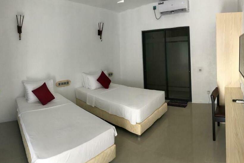 اتاق لوکس با چشم‌انداز باغ, Royal Stay Inn