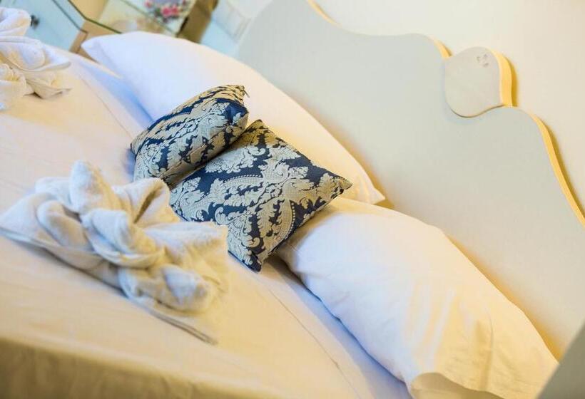 סוויטת ג'וניור עם מרפסת, Polyxenia Suites