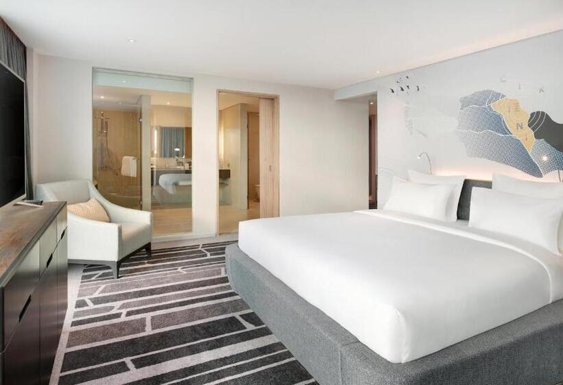 带双人大床的行政管理套房, Novotel Jakarta Cikini