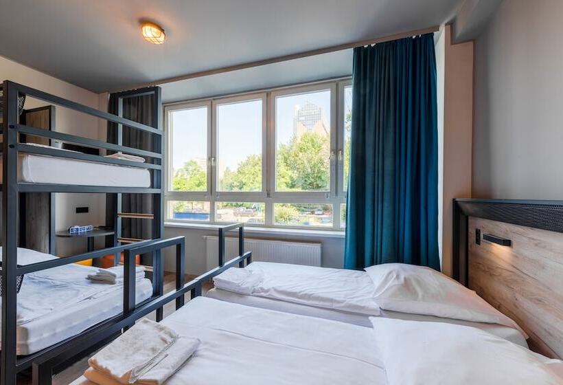 4인용 스탠다드 룸, a&o Budapest City