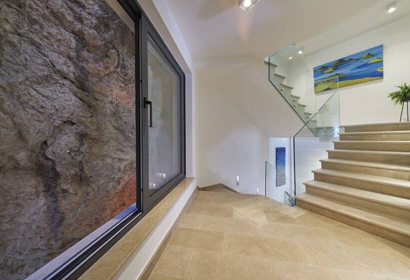 استودیوی لوکس, Villa Pergola