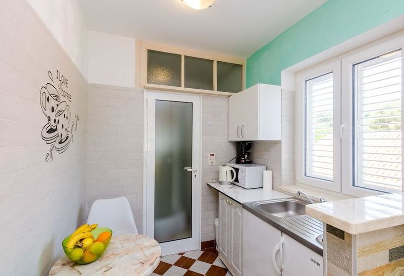 סטודיו סטנדרטי עם נוף לים ומרפסת, Guest House Avdic