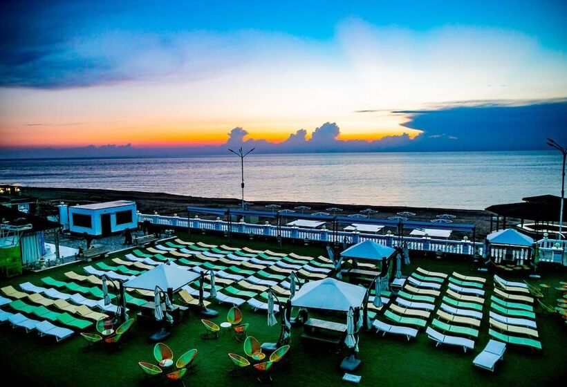 豪华三人间, Golden Beach