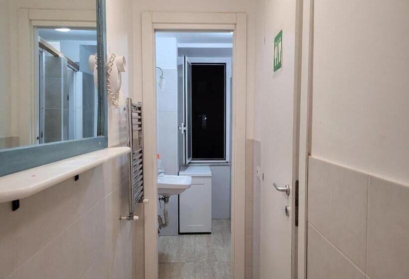 Camera Quadrupla Standard Bagno Condiviso, Relax On 247