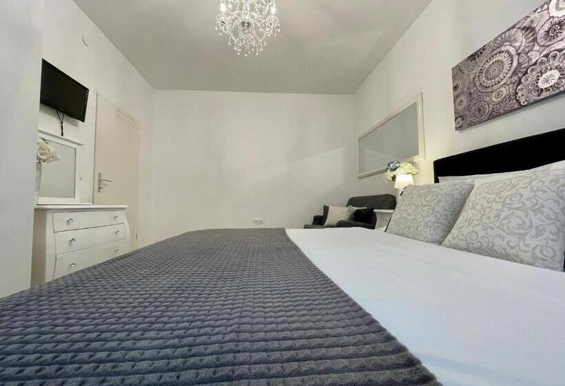 Студио Стандарт Вид на Сад, Central Square Guest House