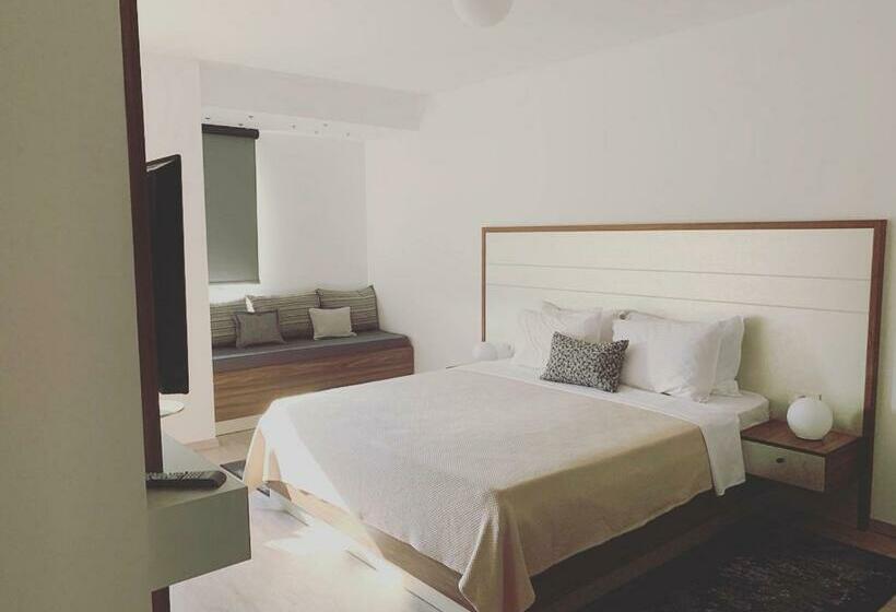 سوییت خانوادگی, Paint It Black Hotel & Spa