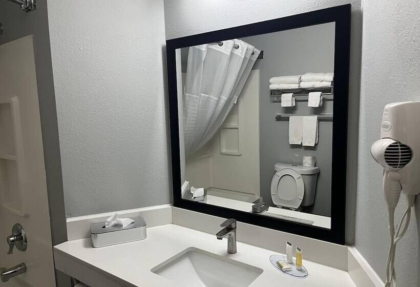 Номер Deluxe, Days Inn & Suites By Wyndham Williamsburg Ia North