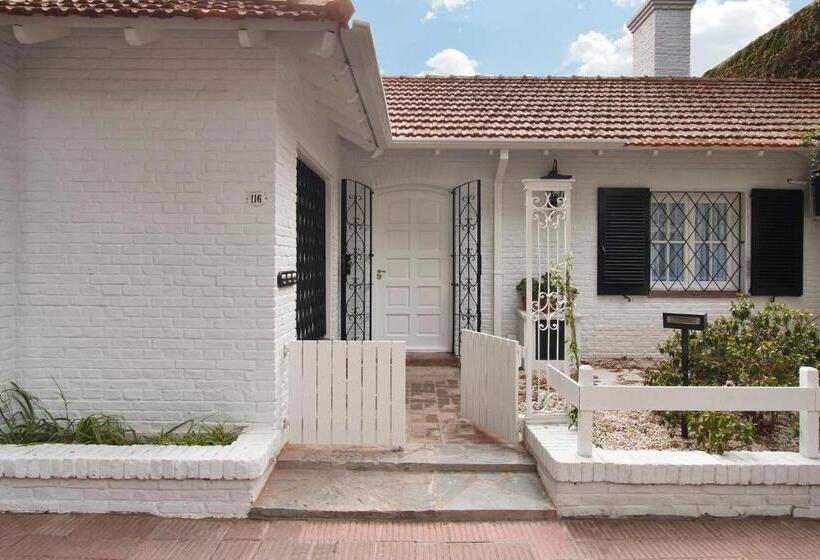 스탠다드 방갈로, La Petite Maison San Isidro