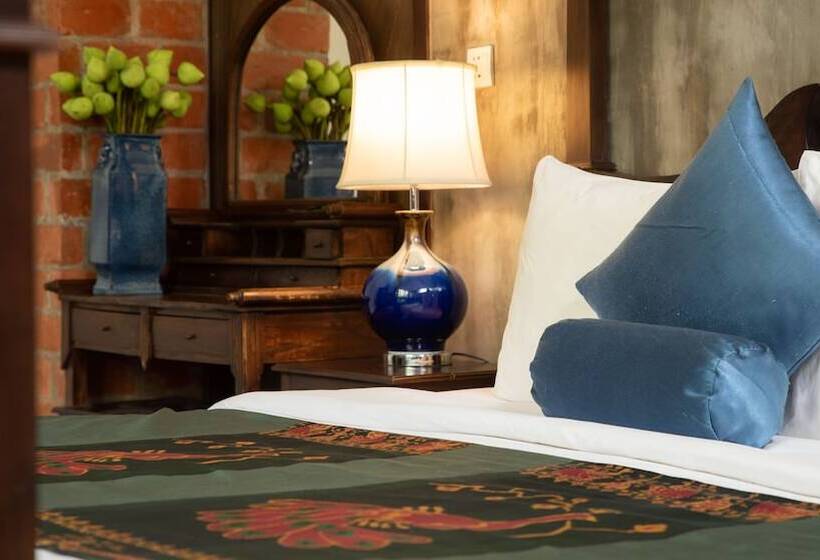 Standard Room, Mane History Lovers