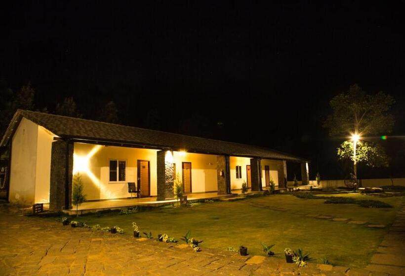 Номер Стандарт, Queens Hotel  Yellow Lake Resorts &spa  Yercaud