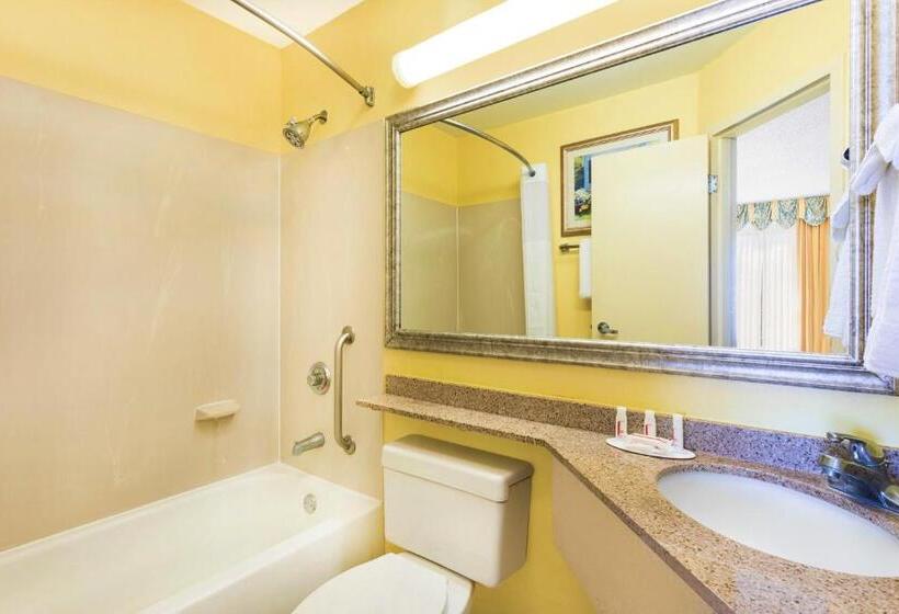 חדר סטנדרט שתי מיטות זוגיות, Baymont By Wyndham Savannah Midtown