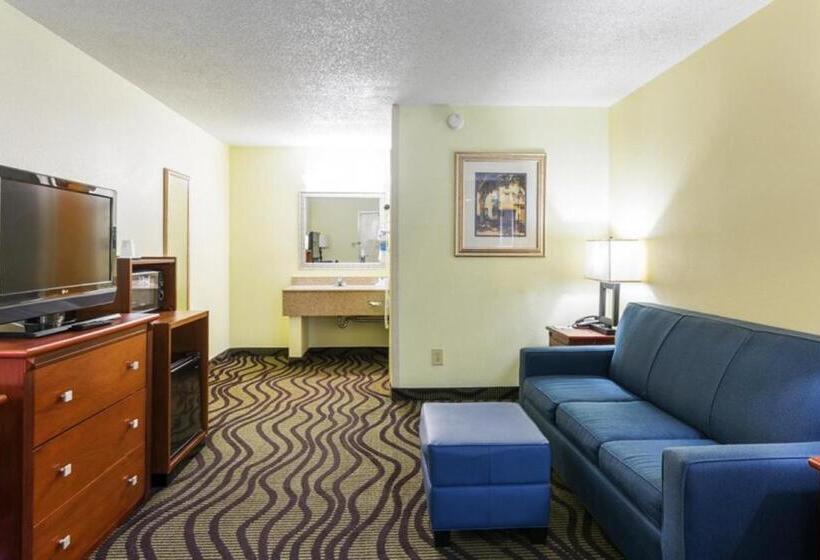 מיטת קינג בסוויטה, Baymont By Wyndham Savannah Midtown