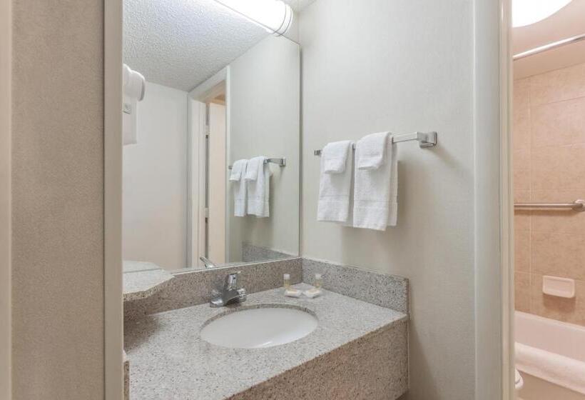 Номер Deluxe Адаптированный для Инвалидов, Days Inn & Suites By Wyndham Warren
