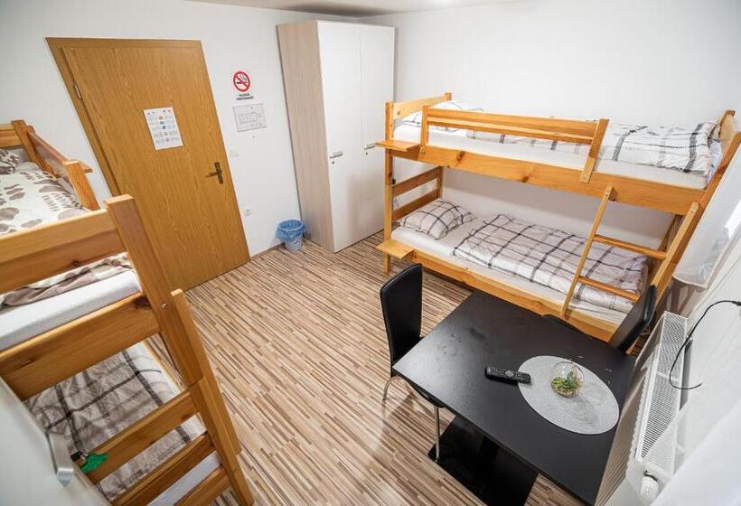 اتاق استاندارد چهارنفره با سرویس بهداشتی مشترک, Rooms At Trimček