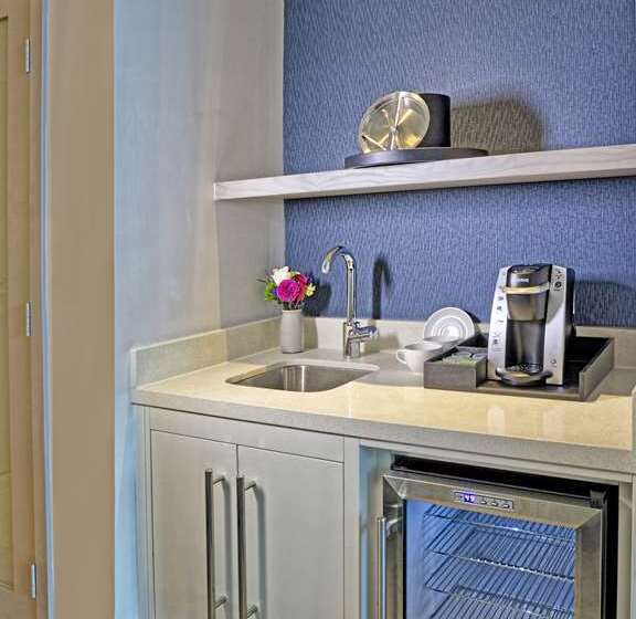 اتاق استاندارد با بالکن و چشمانداز دریا, Maren Fort Lauderdale Beach, Curio Collection By Hilton