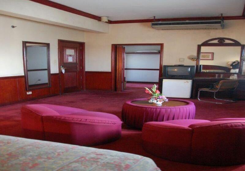 带大床的套房, Comfort Inn & Suites Near Route 66