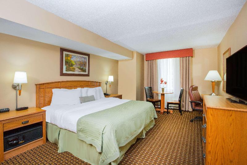 풀장 전망 스위트, Ramada By Wyndham Des Moines Tropics Resort & Conference Ctr