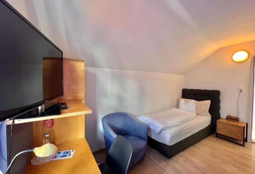 اتاق استاندارد یک نفره, Hirschen Hinwil