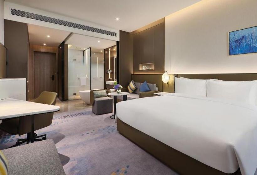 带大床的标准间, Crowne Plaza Wuhan Development Zone, An Ihg