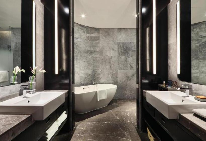 带双人大床的行政管理套房, Crowne Plaza Wuhan Development Zone, An Ihg