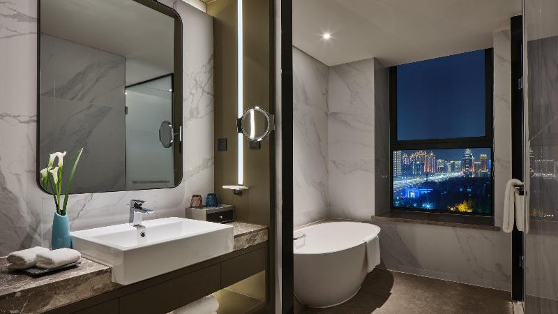 带双人大床的行政管理套房, Crowne Plaza Wuhan Development Zone, An Ihg
