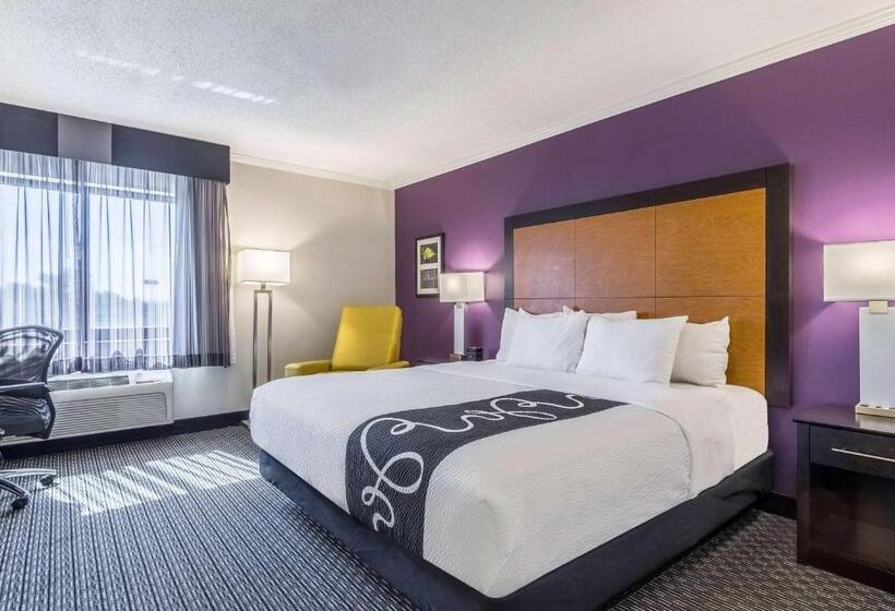Номер Стандарт Кровать Кинг Адаптированный для Инвалидов, La Quinta Inn & Suites By Wyndham University Area Chapel Hill
